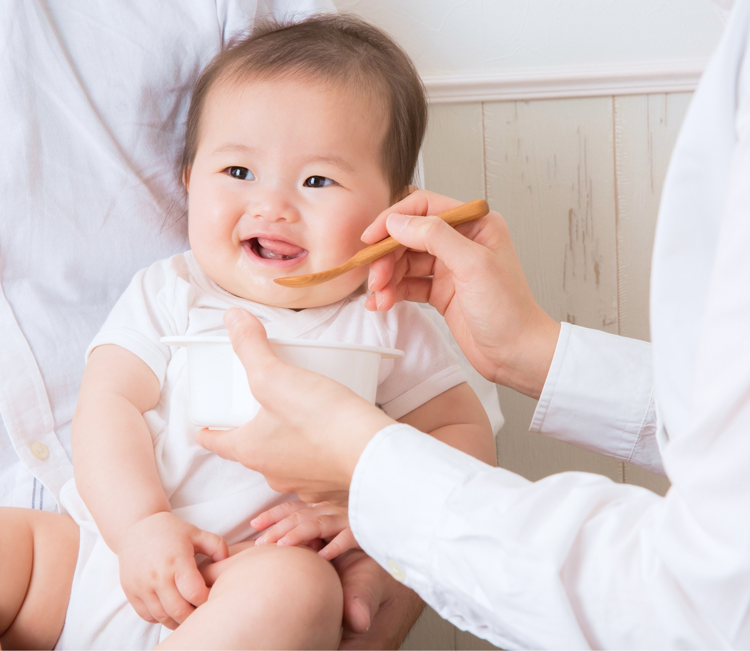 スプーンで離乳食を食べる赤ちゃん